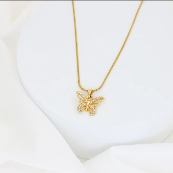 N0002 Elegant Gold Butterfly Pendant Necklace - Picture 6 of 6